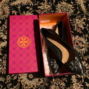 Tory Burch Black Pointed Leather Flats Bedazzled Logo